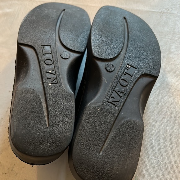 Gently used Genuine Leather Noat shoes.Size 8. - Picture 2 of 4